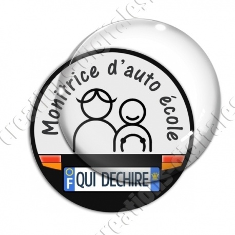 Image digitale - Monitrice d'auto école qui déchire