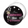 Image digitale - Animatrice qui déchire - fond noir texte rose