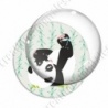 Image digitale - Panda sur le dos fond bambou vert